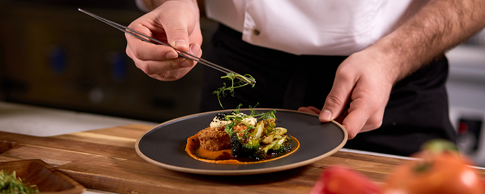 Menu degustacyjne to specjalna propozycja, która zdobywa coraz większą popularność wśród restauratorów oraz ich gości. Oferując serię małych porcji różnych dań, restauracje umożliwiają klientom spróbowanie szerokiej gamy smaków i kompozycji podczas jednej wizyty. Dlaczego warto wprowadzić takie menu do oferty swojej restauracji? Przyjrzyjmy się kilku kluczowym powodom.