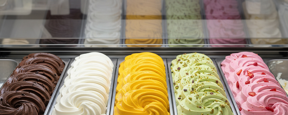 Sprzedaż lodów w gastronomii nie zależy wyłącznie od jakości produktu czy atrakcyjnej ceny. Coraz większe znaczenie ma sposób ekspozycji w witrynie chłodniczej – to pierwsze kilka sekund kontaktu wzrokowego klienta z ofertą decyduje o tym, czy wybierze jedną gałkę, większy deser czy zrezygnuje z zakupu.
